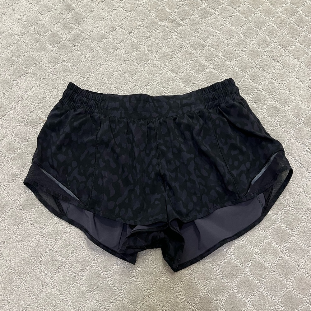 Lulu hotty hot shorts 2.5 size 6